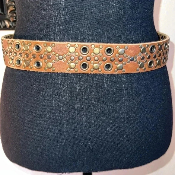 Sundance Women’s Brown Leather Belt with Rivets, Studs Size Small - Picture 7 of 14